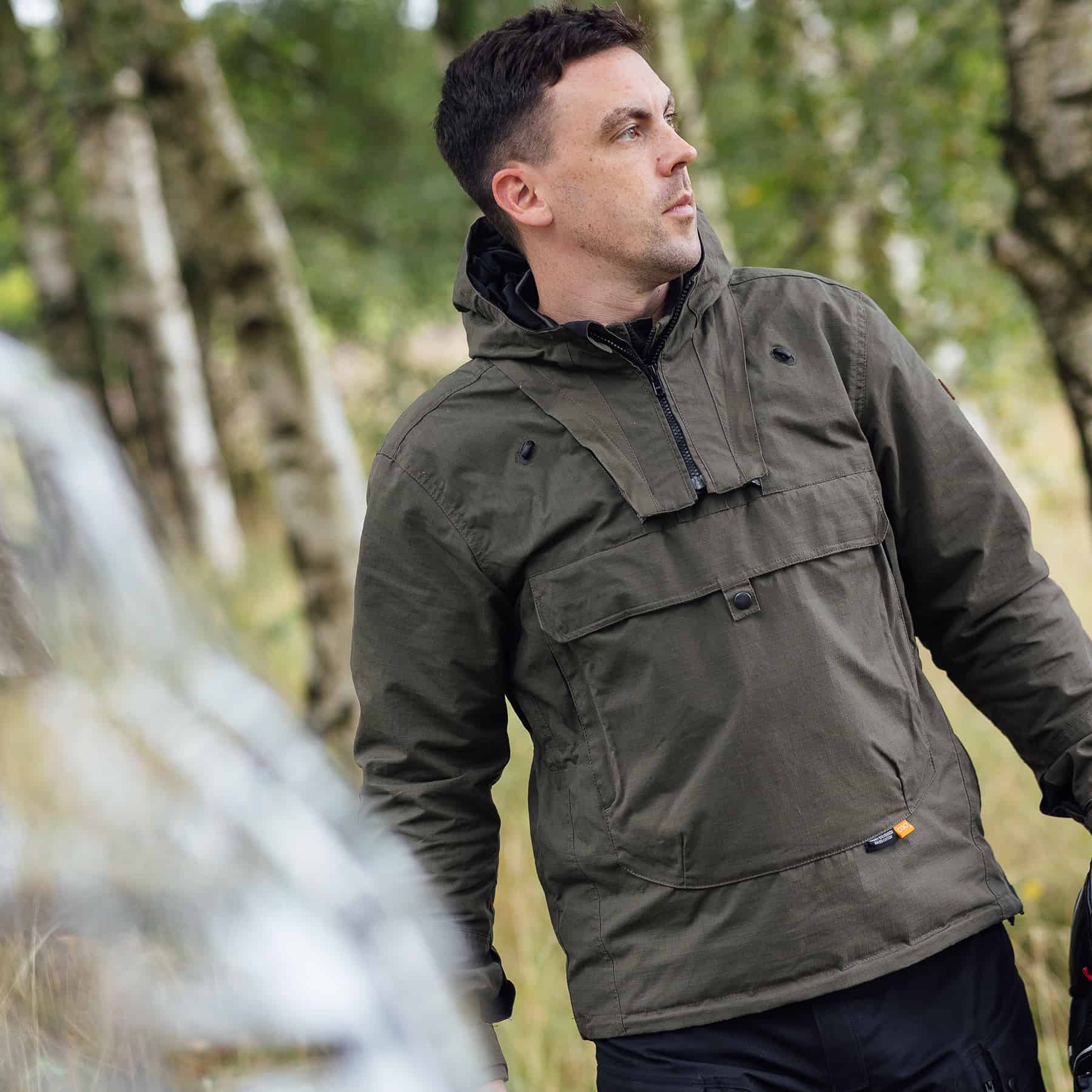 Lifestyle image of the Merlin Outlaw Smock in green