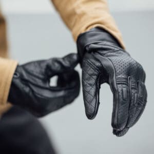 Clanstone Glove Black Lifestyle 1