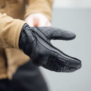 Clanstone Glove Black Lifestyle 2