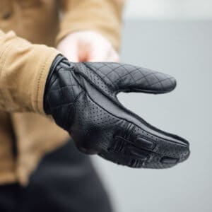 Clanstone Glove Black Lifestyle 2 Clanstone Glove Black Lifestyle 2