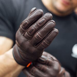 Clanstone Glove Brown Lifestyle 1 Clanstone Glove Brown Lifestyle 1