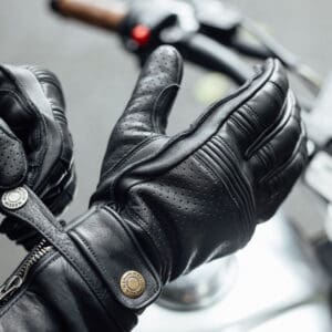 Leigh Glove Black Lifestyle 1