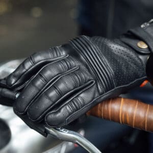 Leigh Glove Black Lifestyle 3