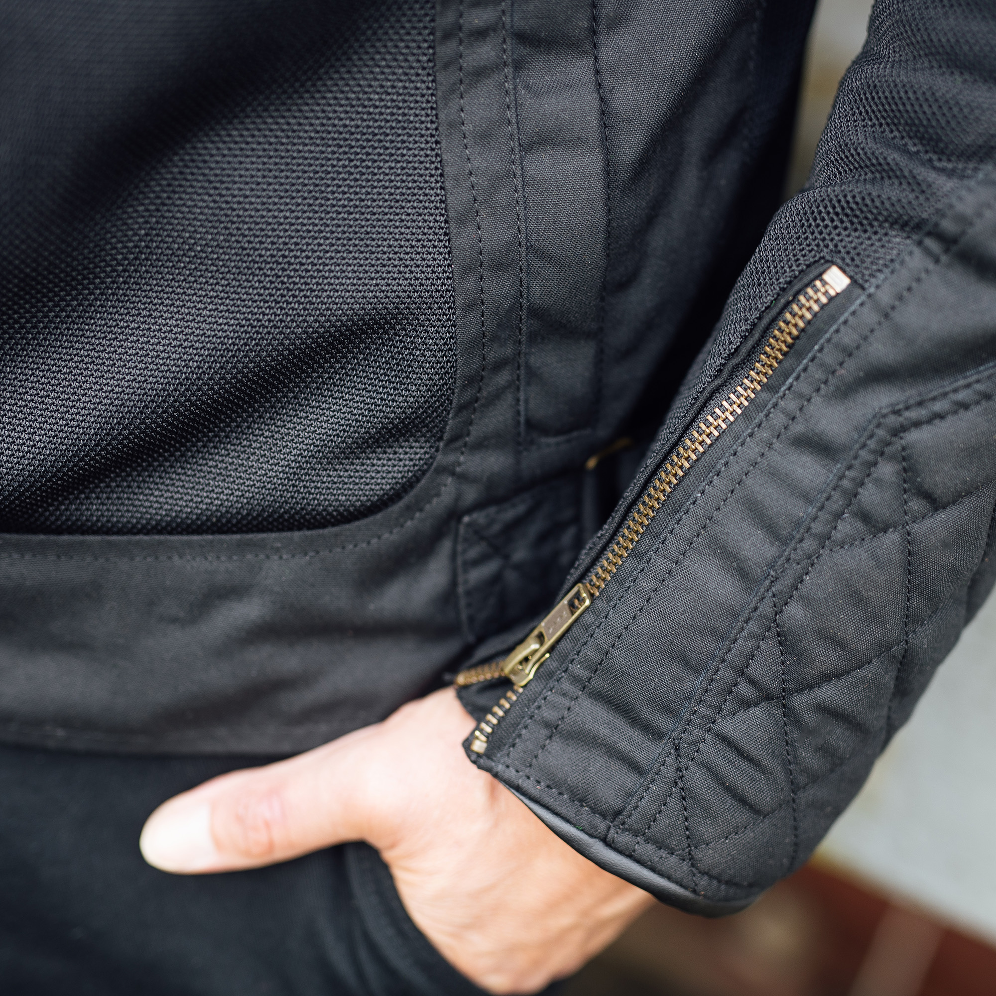 Merlin Shenstone II Black Lifestyle Detail Sleeve Merlin Shenstone II Black Lifestyle Detail Sleeve