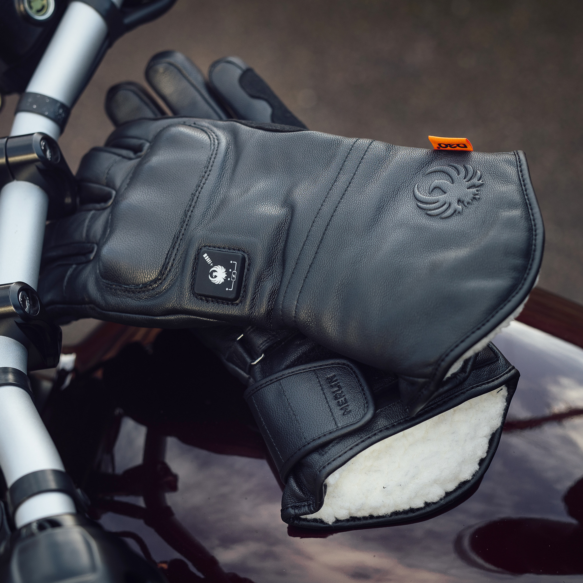Bednall CE2 Heated Leather Glove Black Lifestyle3 Bednall CE2 Heated Leather Glove Black Lifestyle3