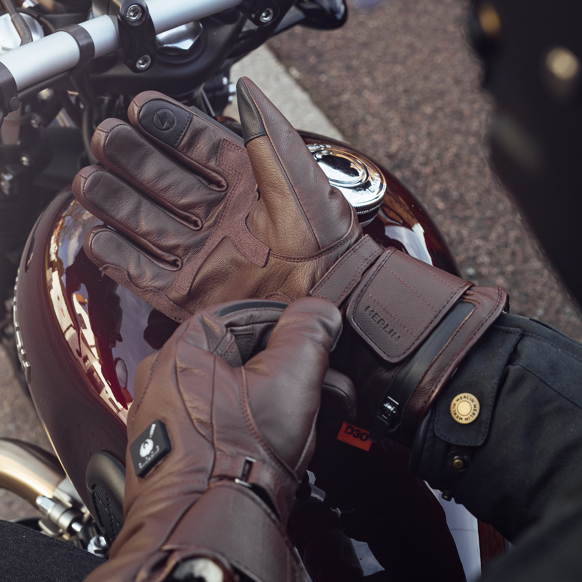 Bednall CE2 Heated Leather Glove Brown Lifestyle3 Bednall CE2 Heated Leather Glove Brown Lifestyle3