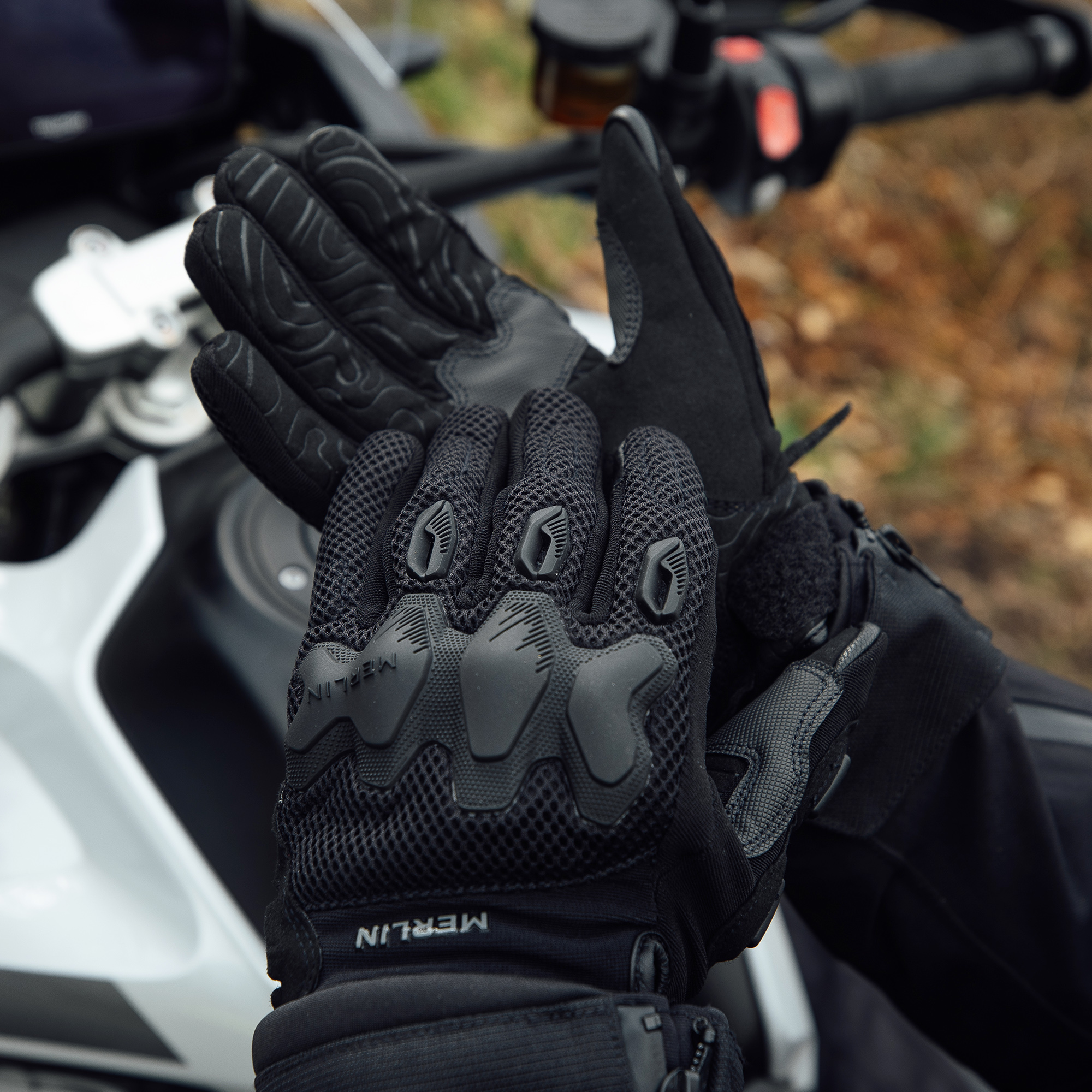 Airflow Trail Glove Merlin Black Lifestyle2 Airflow Trail Glove Merlin Black Lifestyle2