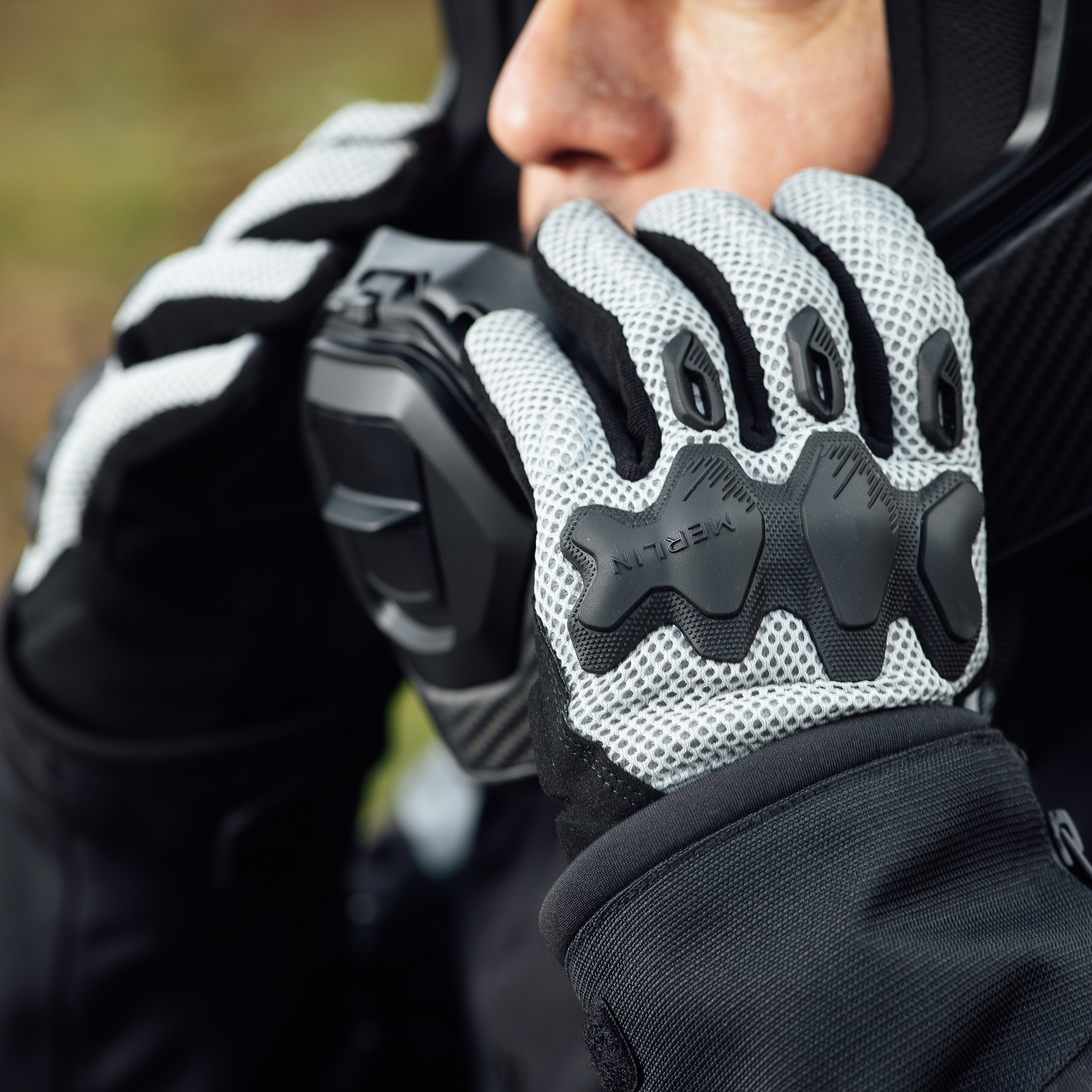 Airflow Trail Glove Merlin LightGrey Lifestyle1 Airflow Trail Glove Merlin LightGrey Lifestyle1