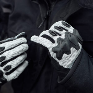 Airflow Trail Glove Merlin LightGrey Lifestyle2 Airflow Trail Glove Merlin LightGrey Lifestyle2