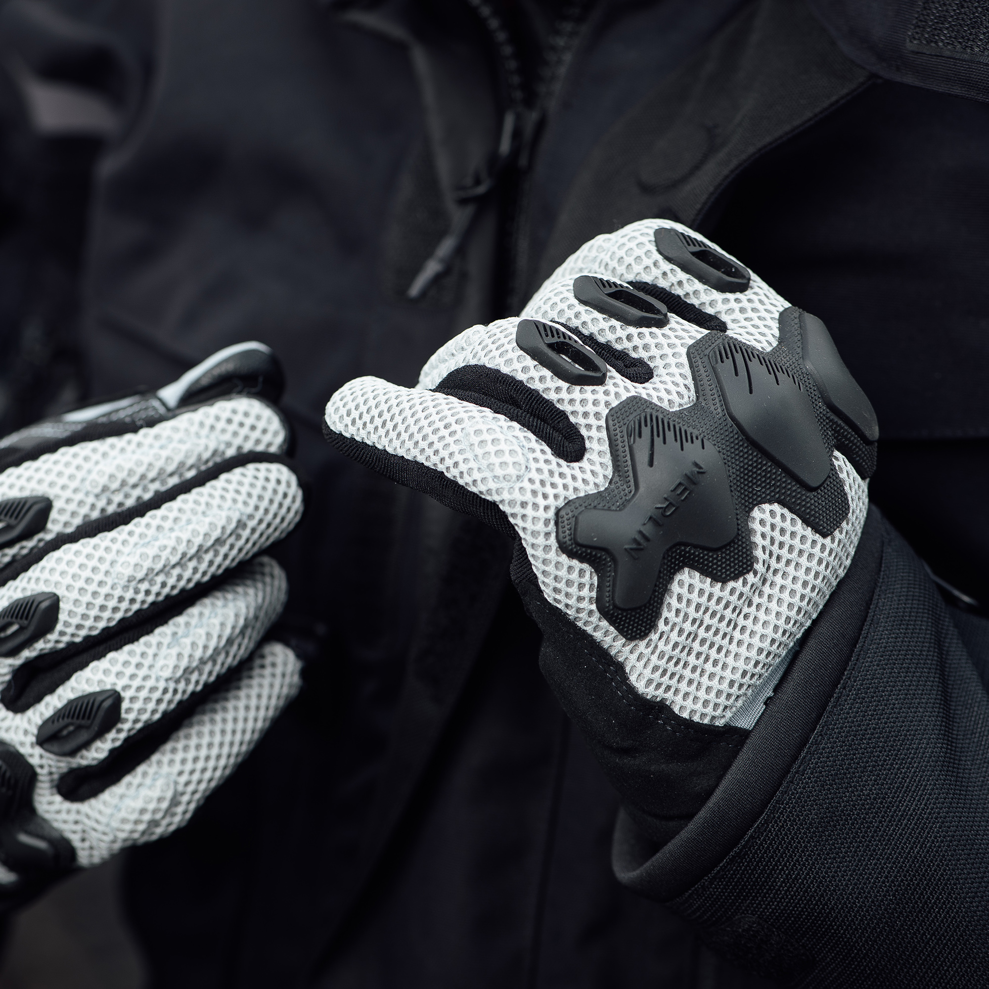 Airflow Trail Glove Merlin LightGrey Lifestyle2 Airflow Trail Glove Merlin LightGrey Lifestyle2