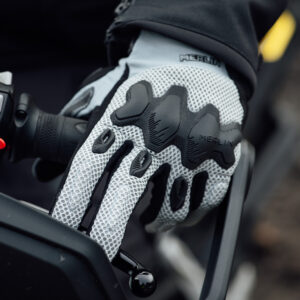 Airflow Trail Glove Merlin LightGrey Lifestyle3 Airflow Trail Glove Merlin LightGrey Lifestyle3