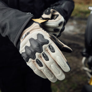 Airflow Trail Glove Merlin Sand Top Lifestyle1 Airflow Trail Glove Merlin Sand Top Lifestyle1