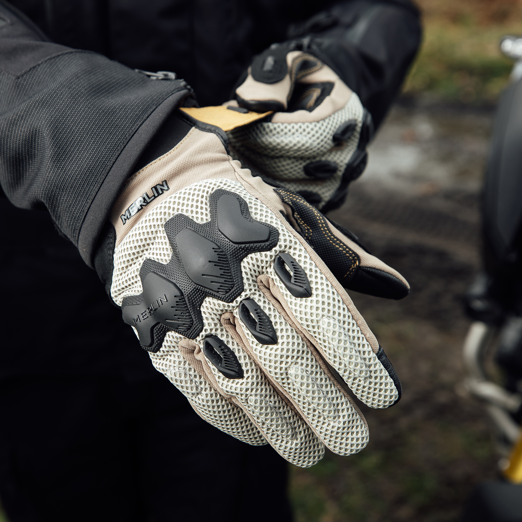 Airflow Trail Glove Merlin Sand Top Lifestyle1 Airflow Trail Glove Merlin Sand Top Lifestyle1