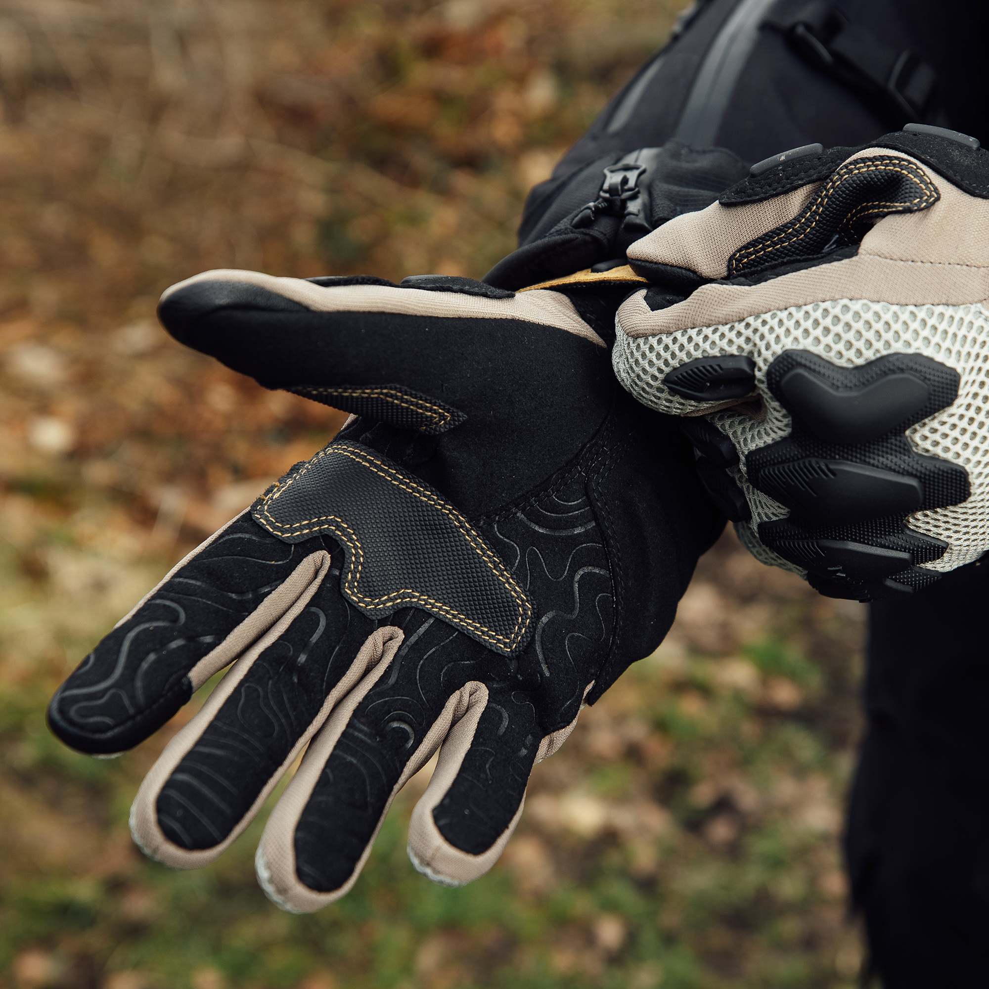 Airflow Trail Glove Merlin Sand Top Lifestyle2 Airflow Trail Glove Merlin Sand Top Lifestyle2