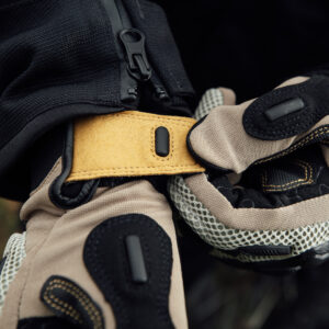 Airflow Trail Glove Merlin Sand Top Lifestyle3 Airflow Trail Glove Merlin Sand Top Lifestyle3