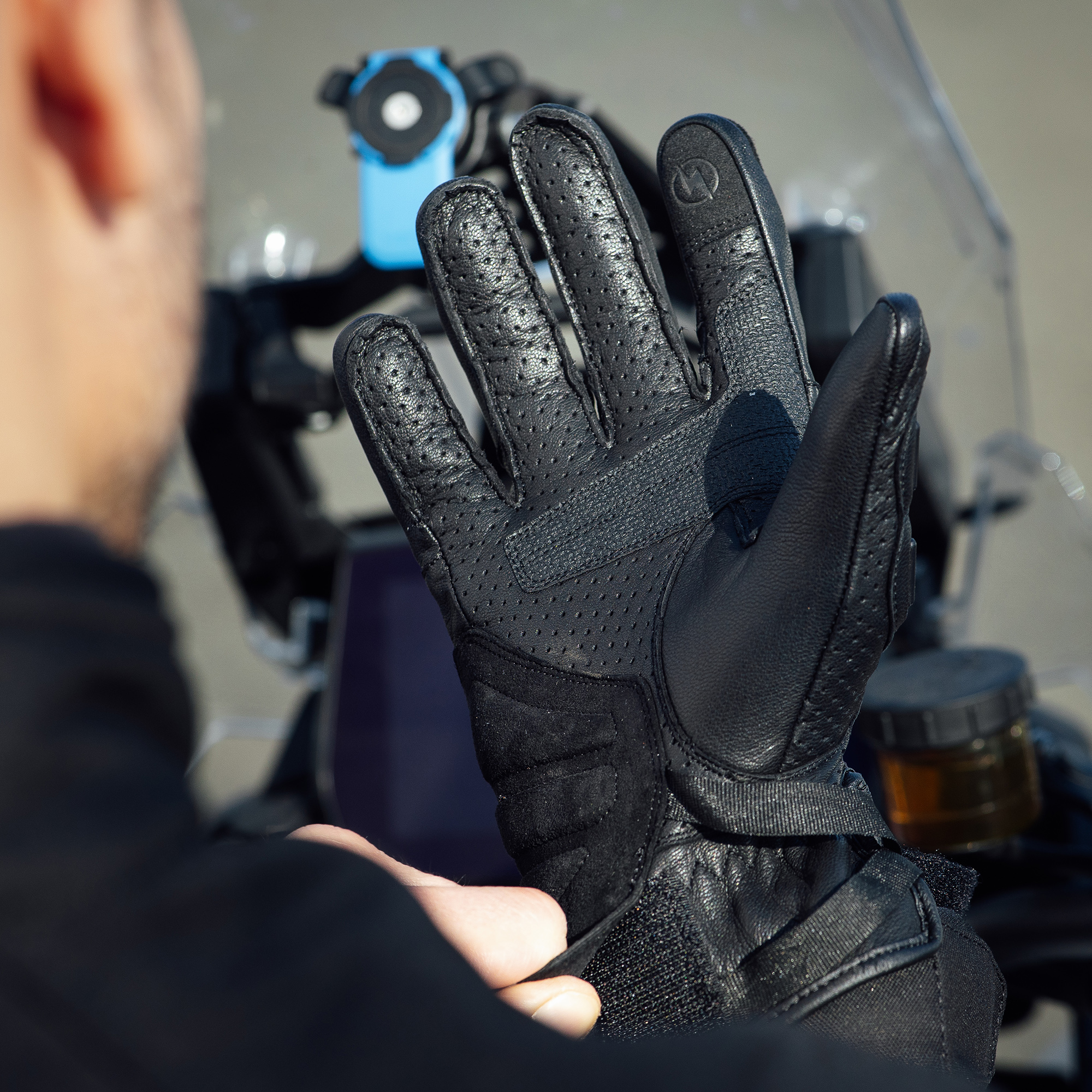 Overland Air D3O Glove Merlin Black Lifestyle 3 Overland Air D3O Glove Merlin Black Lifestyle 3