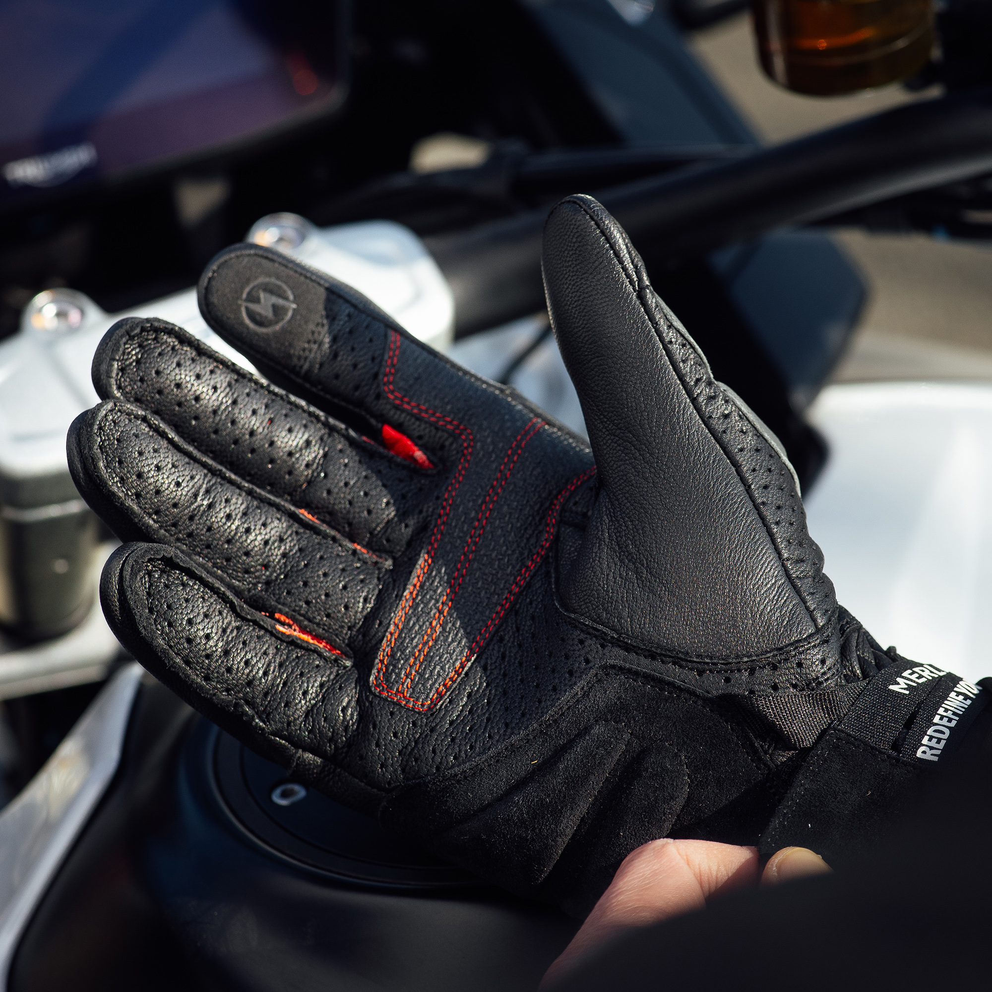 Overland Air D3O Glove Merlin Grey Lifestyle4 Overland Air D3O Glove Merlin Grey Lifestyle4