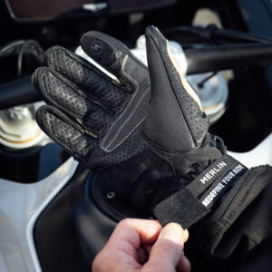 Overland Air D3O Glove Merlin Sand Lifestyle2 Overland Air D3O Glove Merlin Sand Lifestyle2