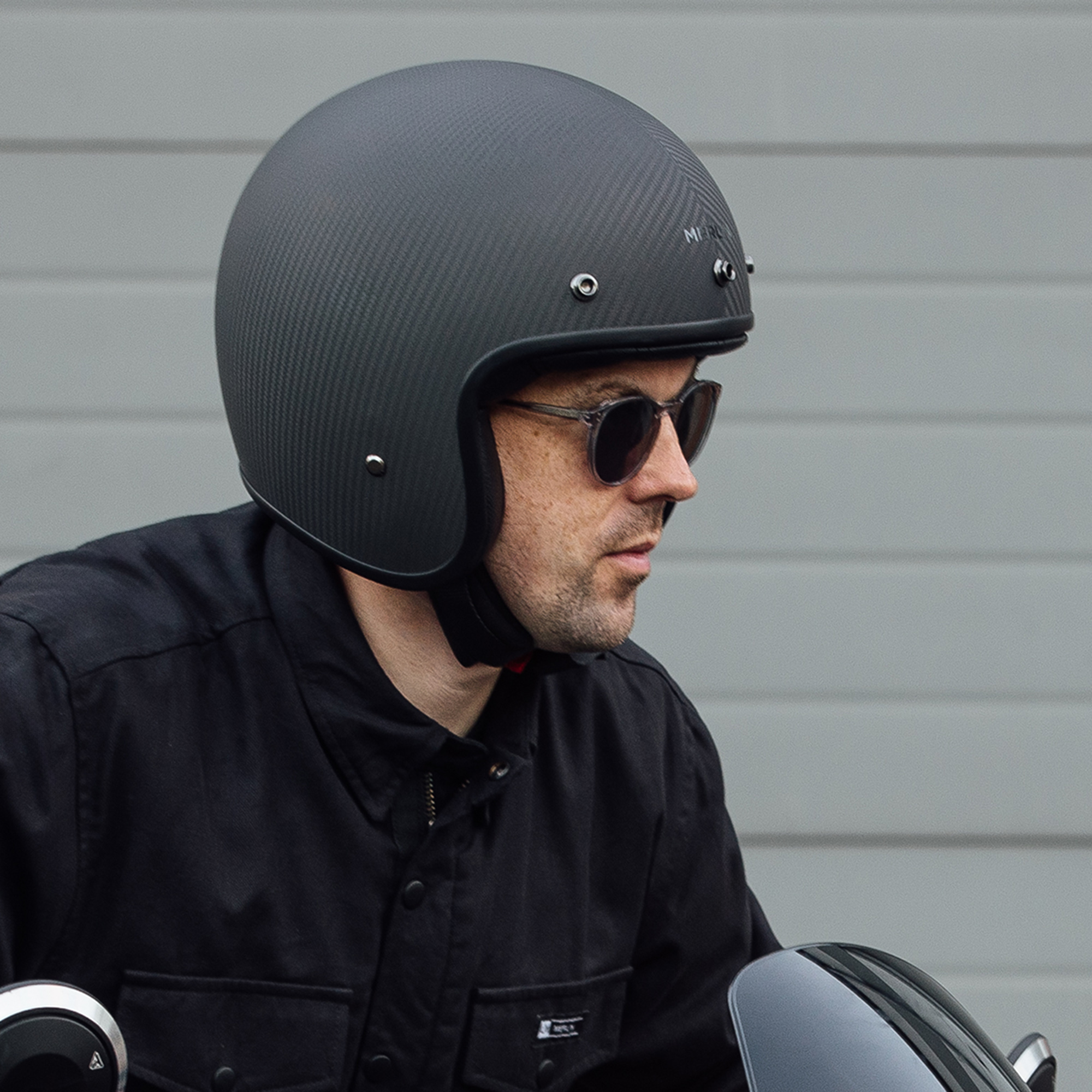 Blackbird Carbon Matt Lifestyle2 Blackbird Carbon Matt Lifestyle2