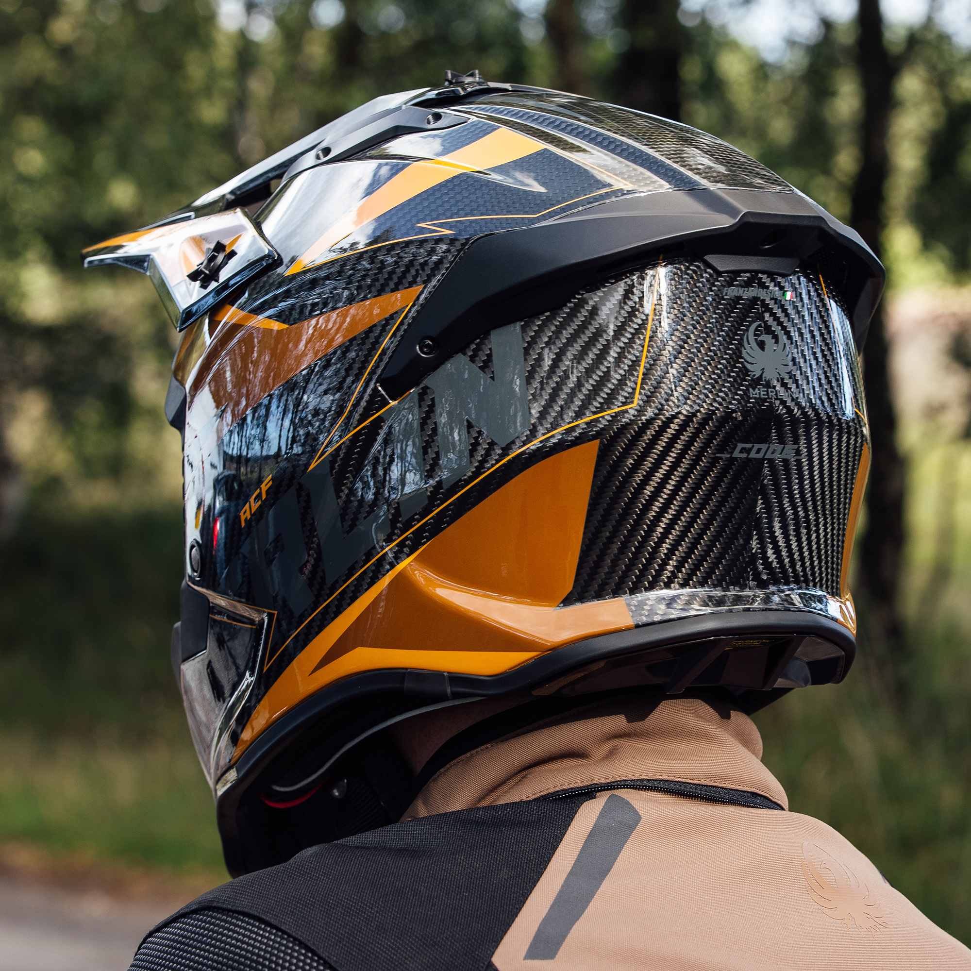 Recon Enduro Gloss Carbon Lifestyle3 Recon Enduro Gloss Carbon Lifestyle3