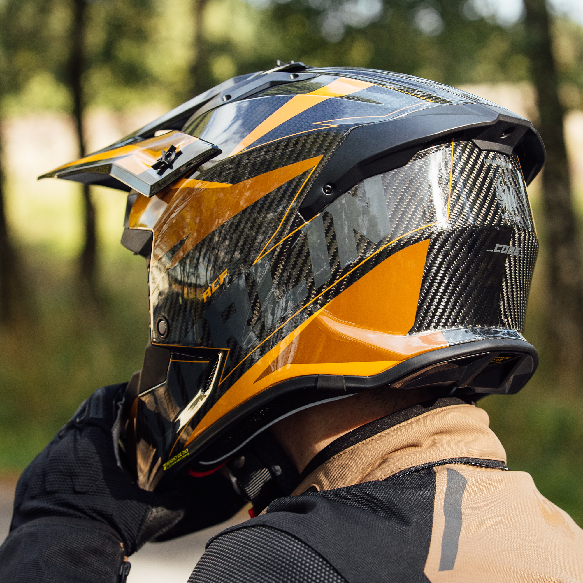 Recon Enduro Gloss Carbon Lifestyle5 Recon Enduro Gloss Carbon Lifestyle5
