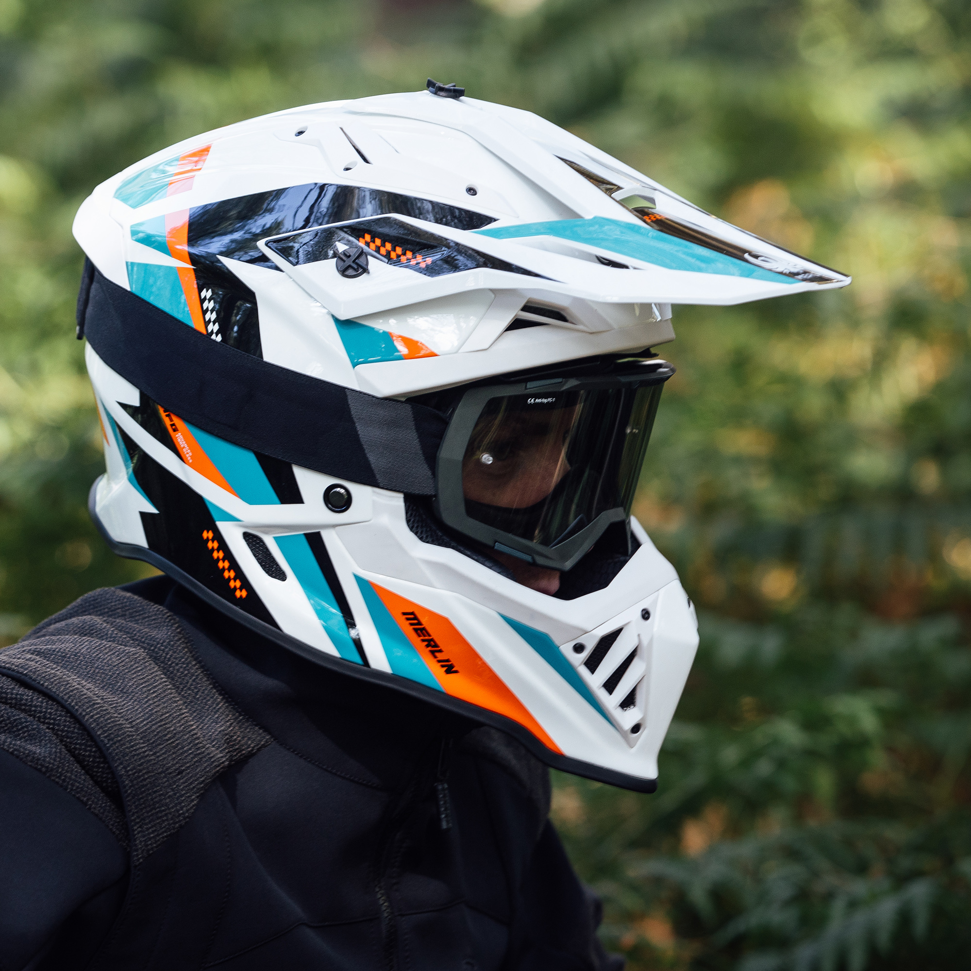 Recon Enduro White Lifestyle3