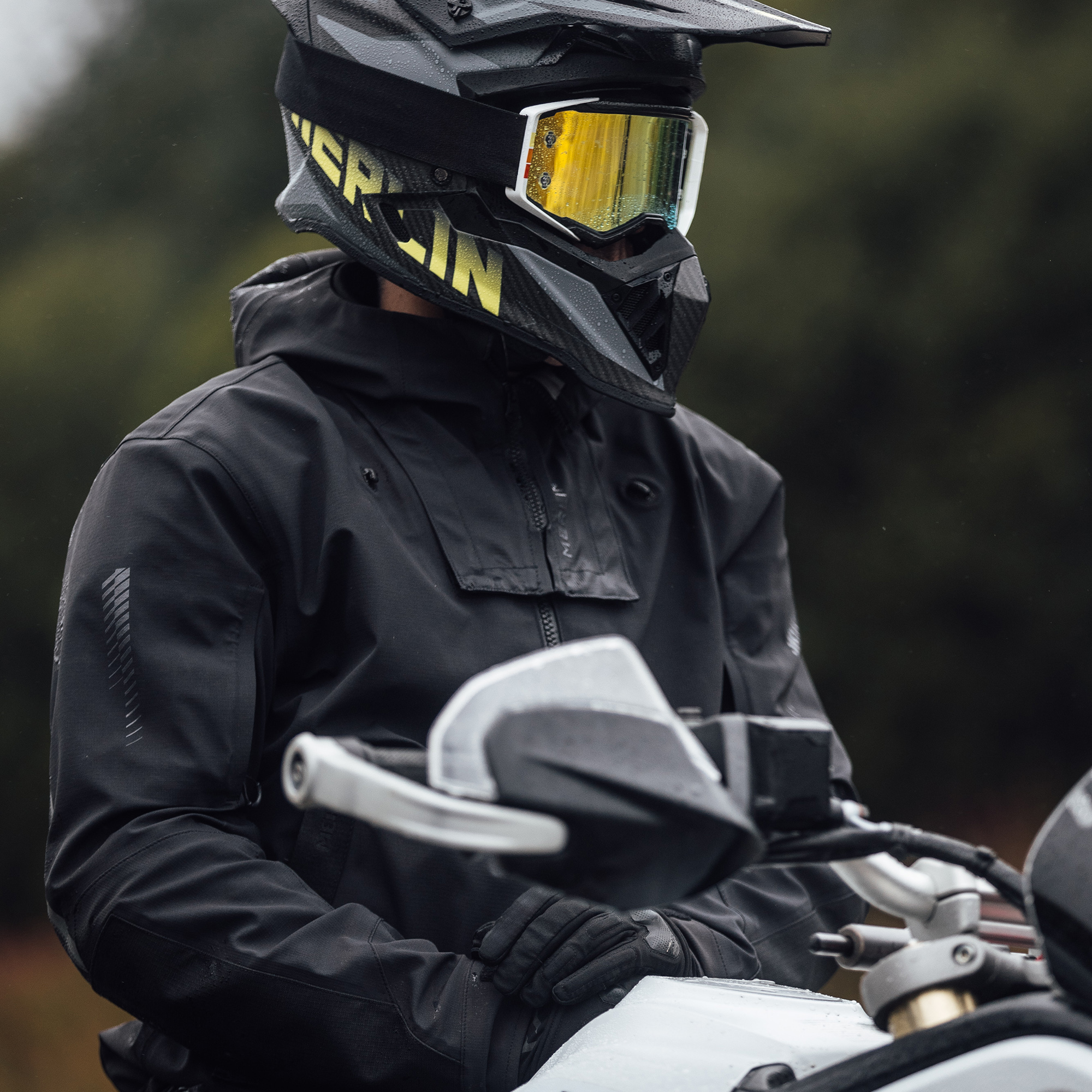 Merlin Raptor Black Lifestyle