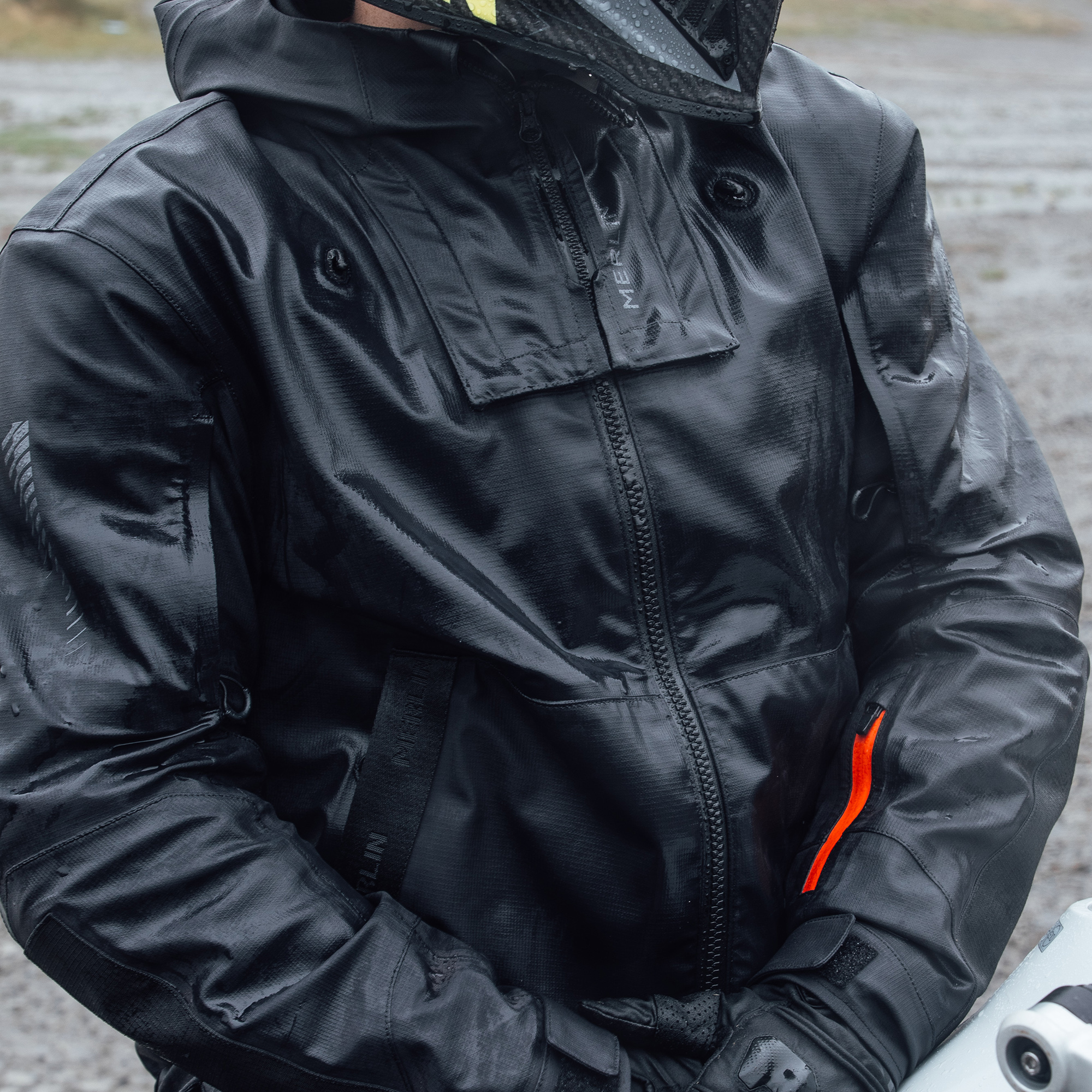 Merlin Raptor Black Lifestyle3